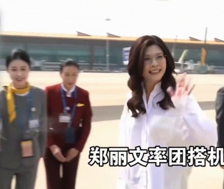 郑丽文载誉归来

乘风访陆意自明，
相逢同盼四海平。
此来只为山河好，
满载春光