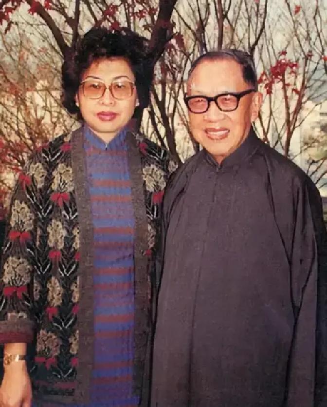 1956年，国学大师钱穆，61岁时三婚迎娶27岁胡美琦。新婚夜，他盯着如花似玉的