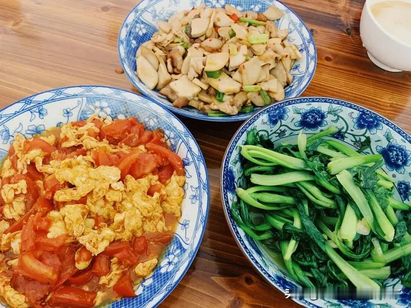 如今社会，有人为三餐发愁，也有人衣食无忧。在繁华都市里，写字楼里的白领们或许为了