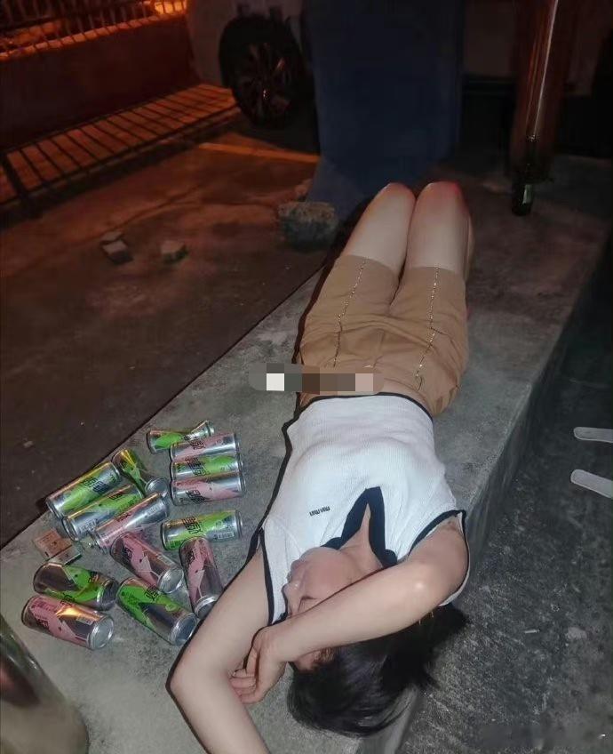 喝不得就不要喝，醉卧街边的社死现场。得幸是在国内，如果在印度会怎样？