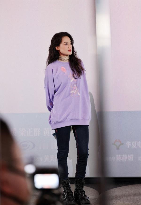 最近舒淇在宣传新片的时候搭配的很时尚，看起来清雅又迷人，同时凸显出了完美的身段。