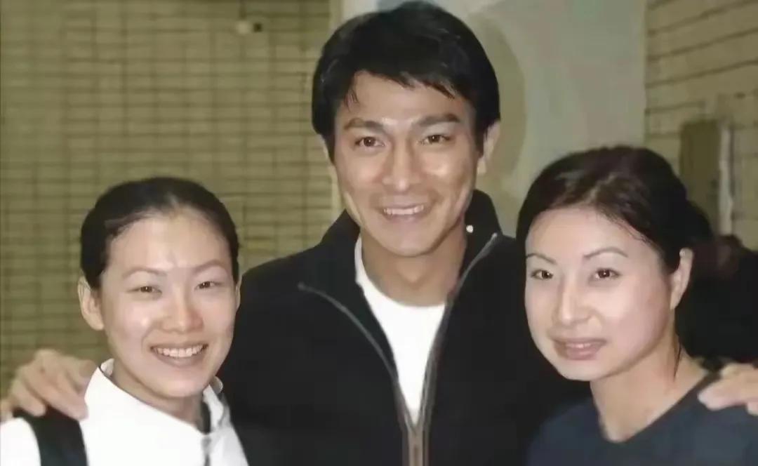 两个世界冠军都是他的小迷妹，他合影的动作很得体！作为娱乐圈的四大天王之一，他还被