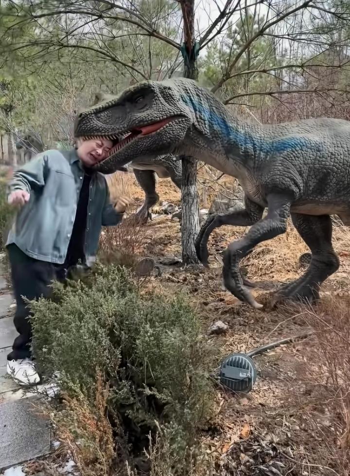 这年头真是什么离谱事都有，吉林长春一男子逛恐龙园，大概是好奇心爆棚，居然主动把头
