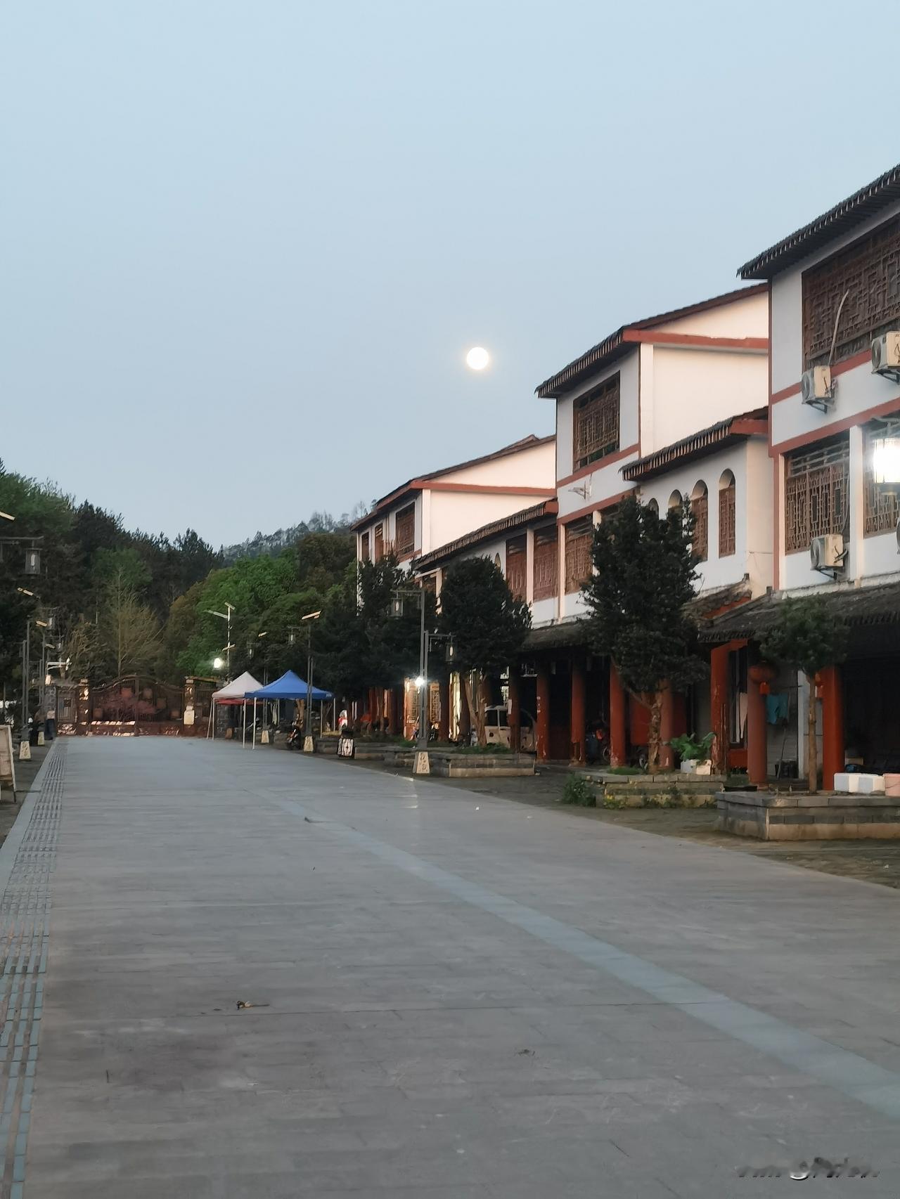 睡觉的床很重要。
人，一辈子只睡过几张床吧。
玄学上说，要想富，勤移铺。
当你感