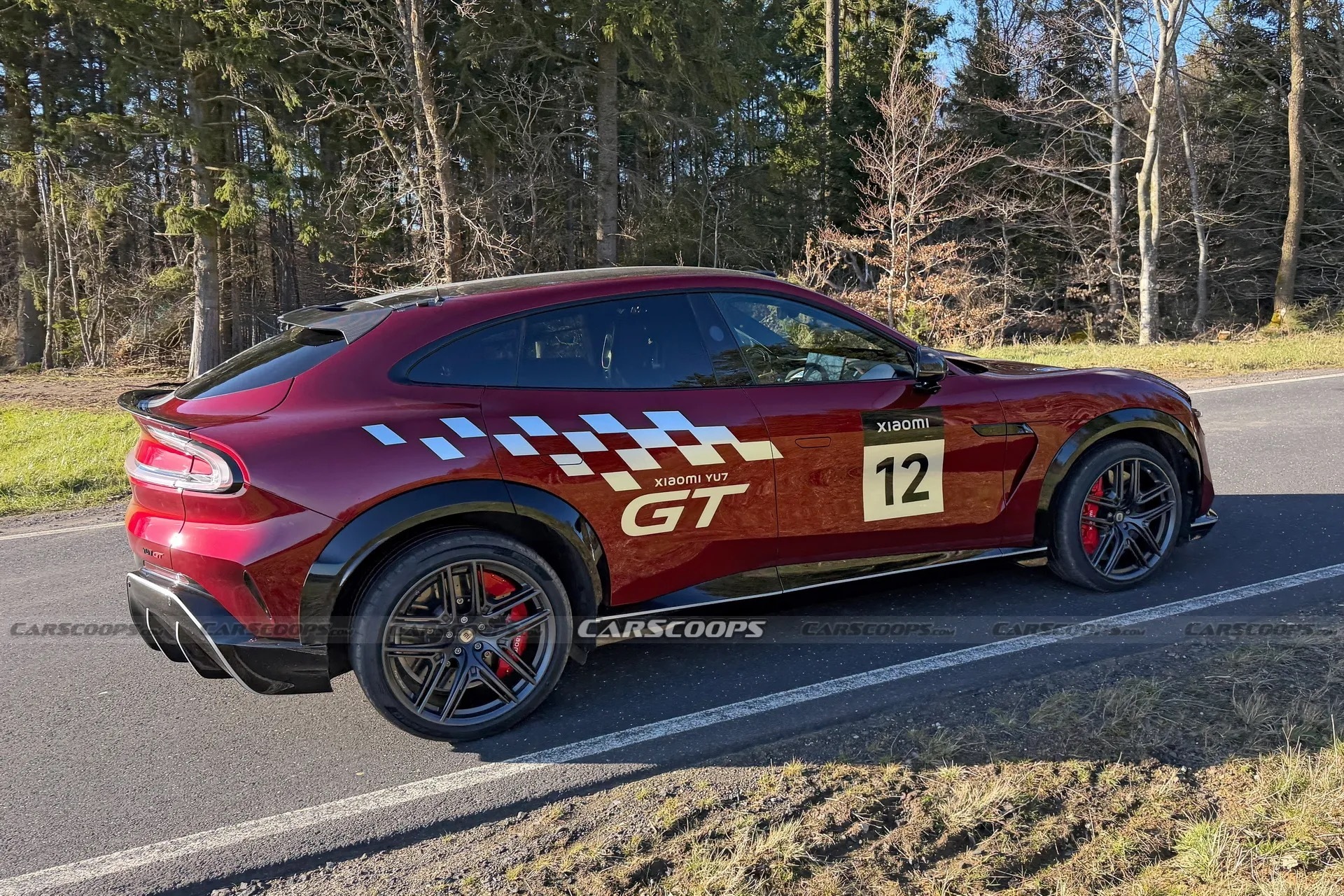 YU7 GT 在纽博格林被外媒捕捉到，还几乎是无伪装状态，有大宽体，前后保险杠更