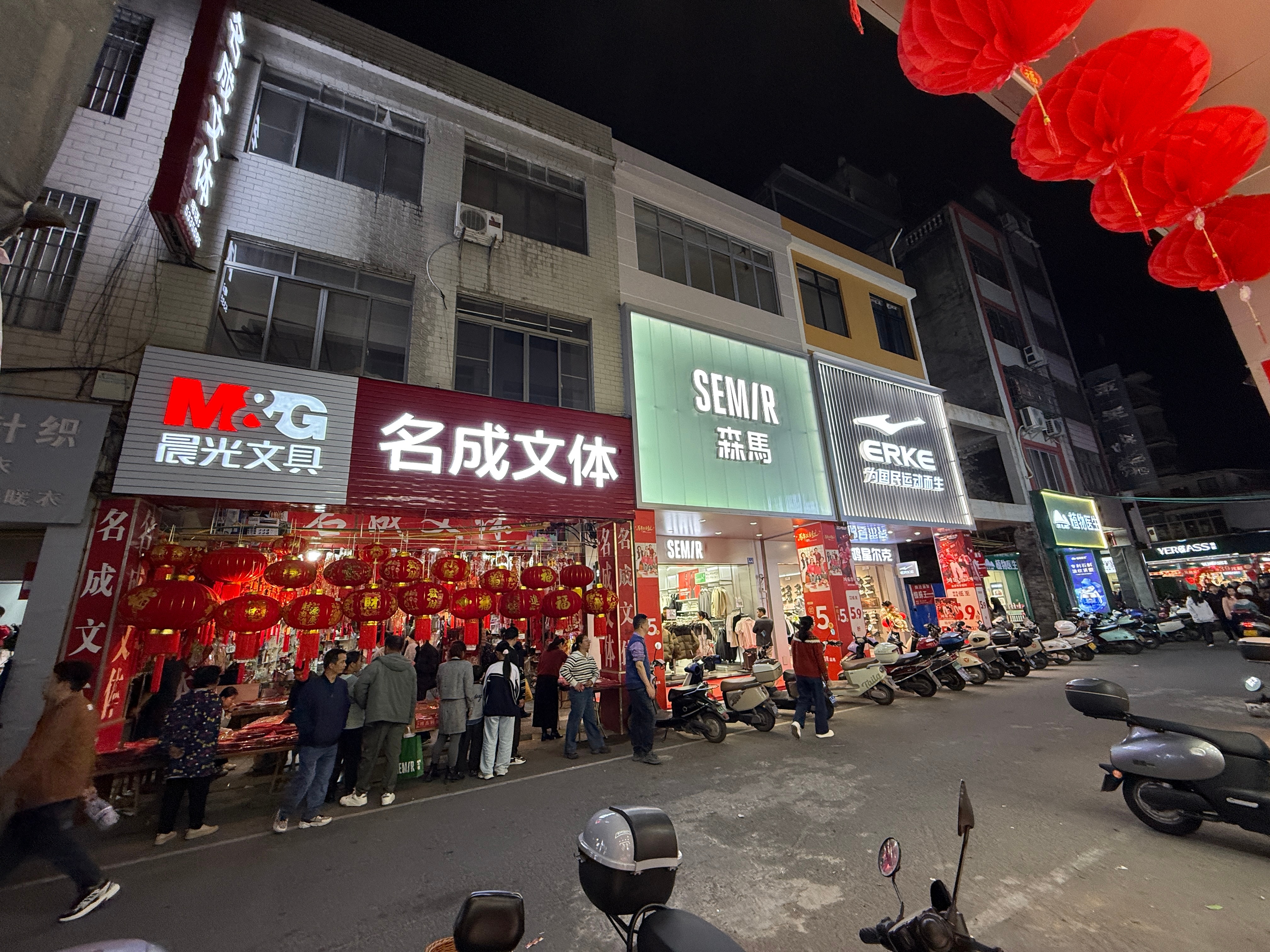 好久没逛街去，车水马龙 