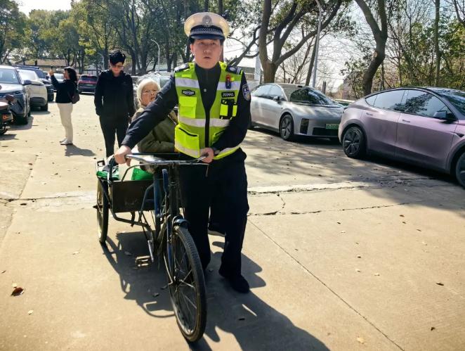 “看哭了！”近日，江苏常州，一高龄老人因为年纪大了，已经6年没去祭扫老伴，当天她