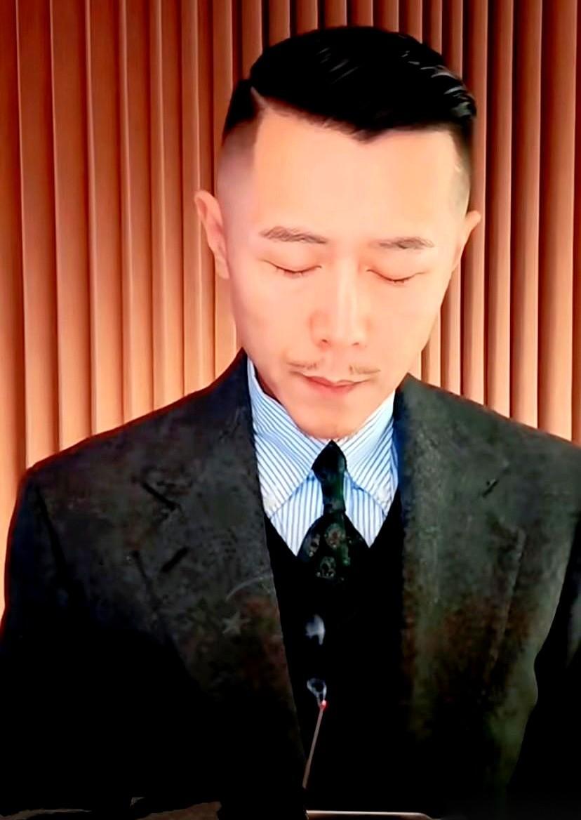 大冰什么都没说，扭过身，默默点了根香。
真的，那一刻我有点被震到。
弹幕里铺天盖