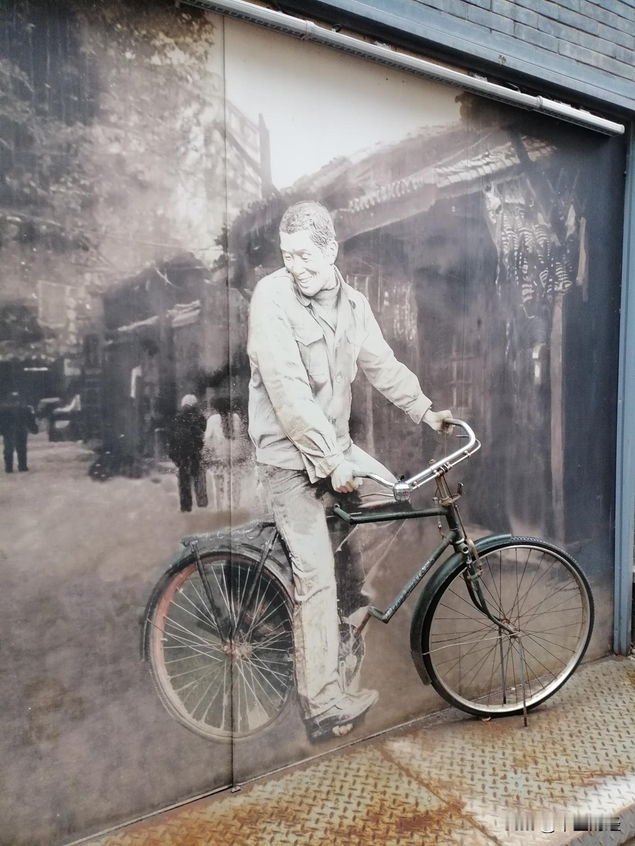 在郑州管城区的街道里，能看到旧自行车，老唱片机、年代雕刻，旧报纸、黄包车，感觉每