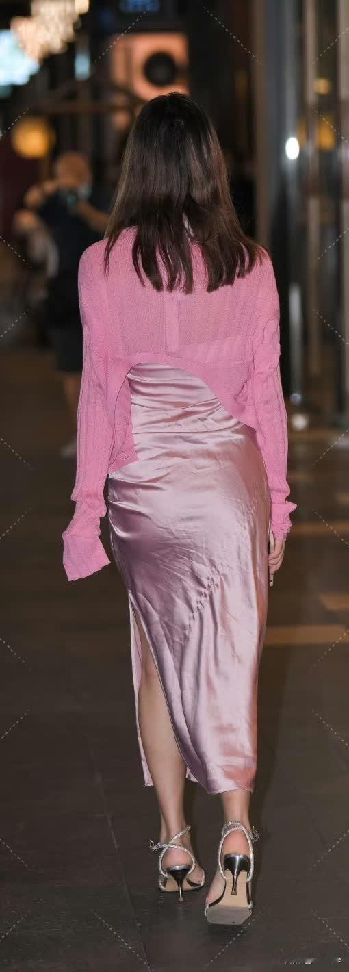 粉色长裙与高跟鞋的完美搭配，夜晚的优雅与自信。