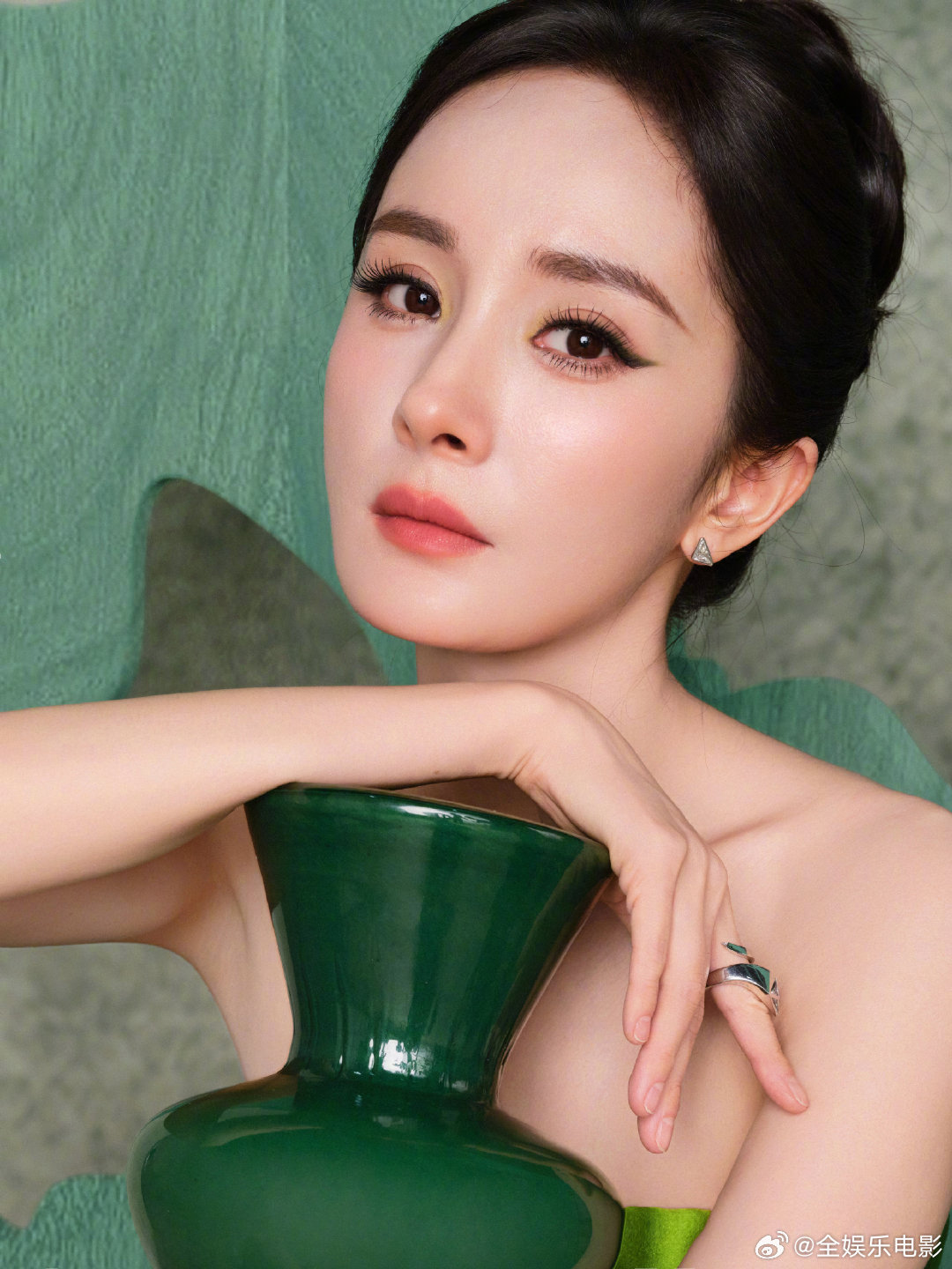 杨幂白玉兰颁奖典礼造型出图杨幂白玉兰颁奖典礼造型 杨幂白玉兰造型出图，好美丽！！