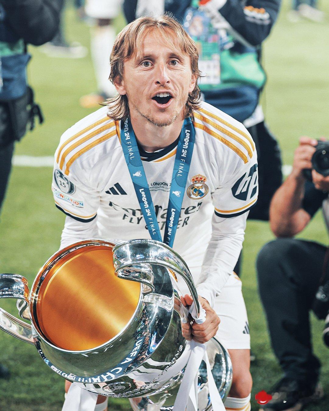 卡塞米罗：2016年欧冠决赛，我们在米兰击败马德里竞技。赛后我们在更衣室里庆祝，