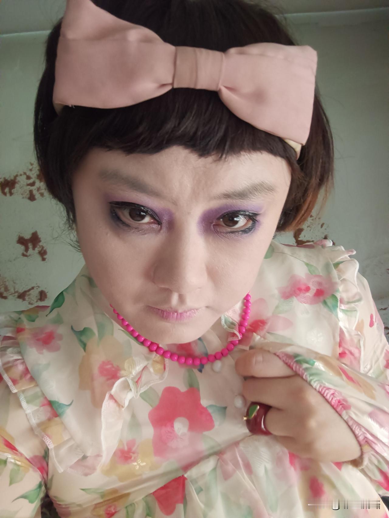 怎么生活才能开心快乐想快乐很简单就要干活，比如日常浇花，热水，洗衣服，或者洗澡，