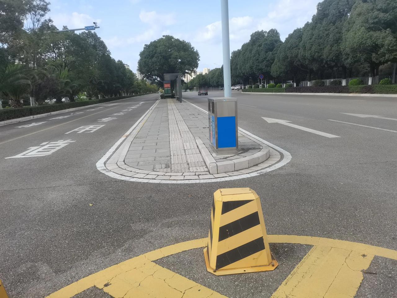 新区就是不一样
这么宽的路只是车少了点，但是这些路不会堵车，也不会被水淹，呈贡这