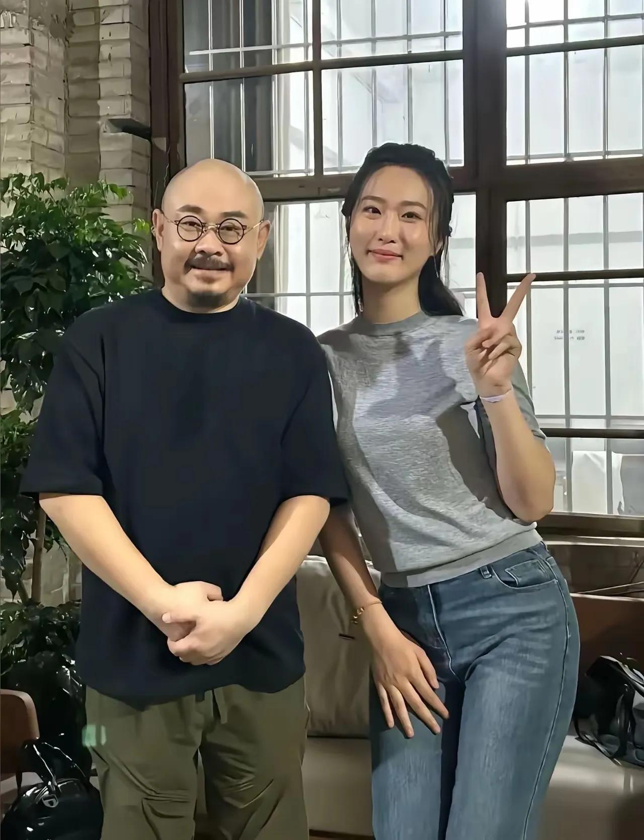 和刀郎合照的这位美女，情商好高呀，她如果站直了身子一定比刀郎高，为了表示对老师的