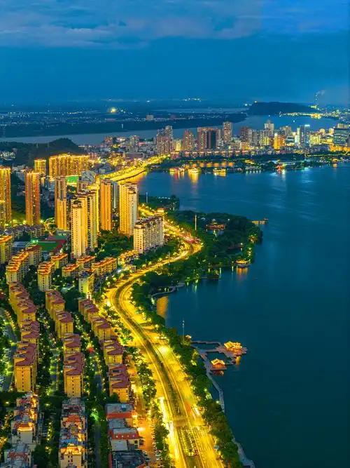 在黄石约会一整天，玩法超丰富。
上午可以去江洋谷生态农场，在绿油油的草坪上荡秋千