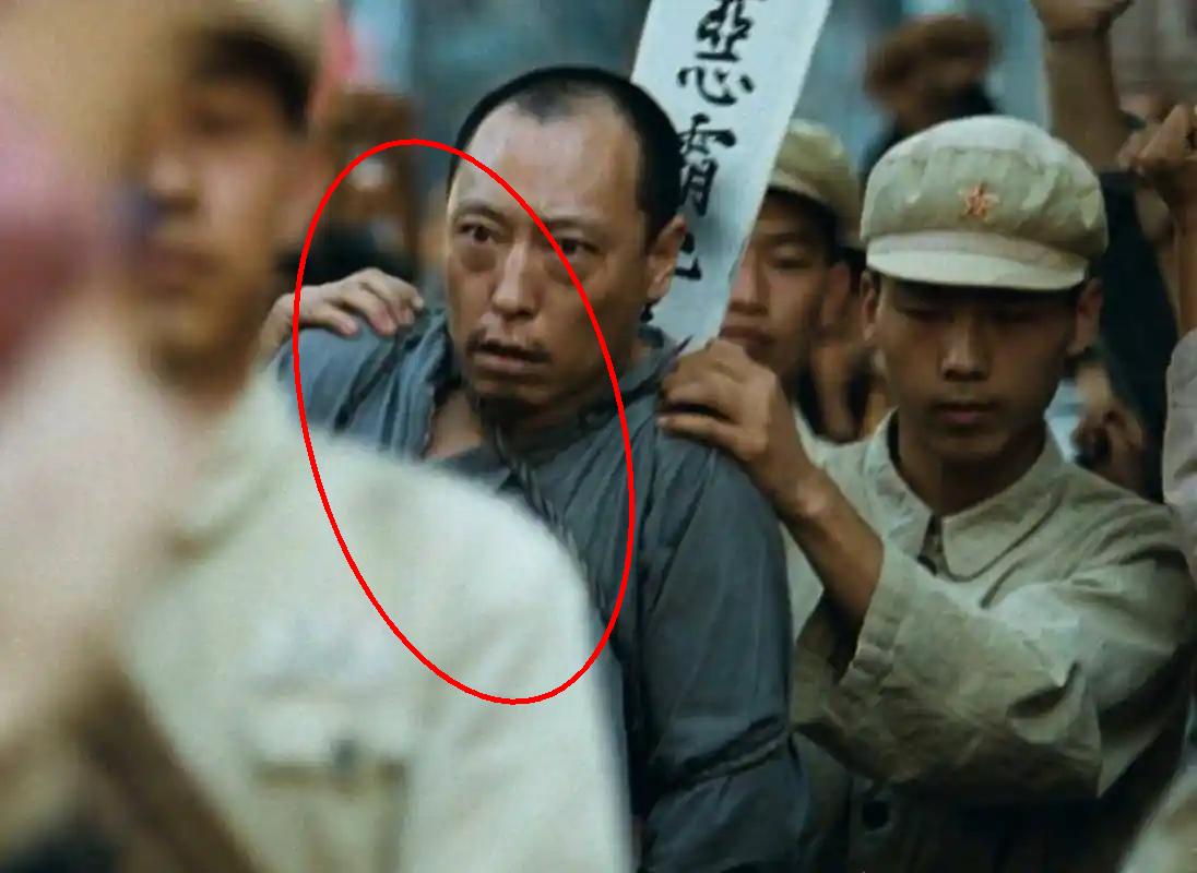 “《活着》里龙二被押赴刑场时，为什么不抓住最后机会指认福贵？”这个问题的答案，实