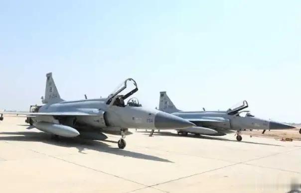 中国和巴基斯坦联合打造的现代高端机型JF–17“枭龙”战斗机和C–130运输机，