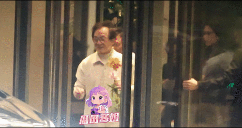 71岁成龙聚餐后开心得像个孩子 成龙聚餐结束后手拿一小束鲜花，在朋友陪伴下从饭店