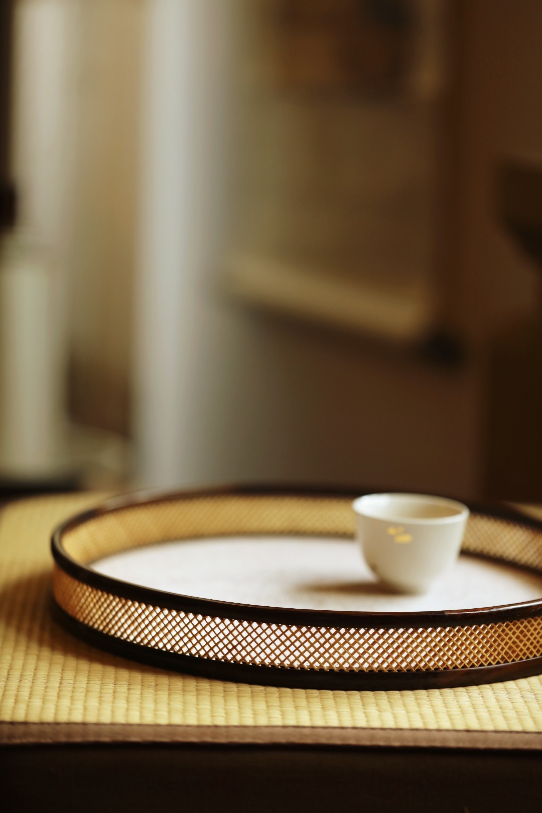 大漆·蛋壳 | 方菱圆盘大红酸枝底胎，盘心蛋壳贴就，若冰裂开片，气韵清雅脱俗。腰