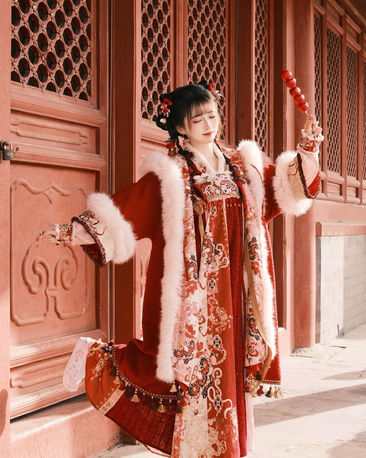  偷得浮生半日闲，红妆裹雪倚朱门。一口甜意，岁岁长安。女生怎么穿搭会看上去很优雅