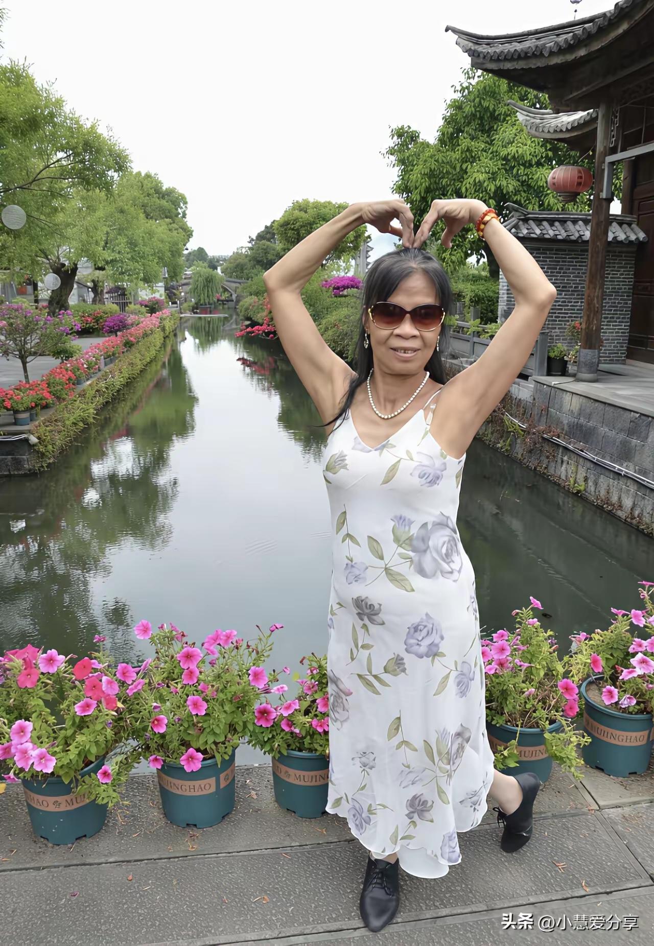 水乡里拍照的这位大妈着实让人眼前一亮，上了年纪依旧身形匀称，

平日里格外注重保