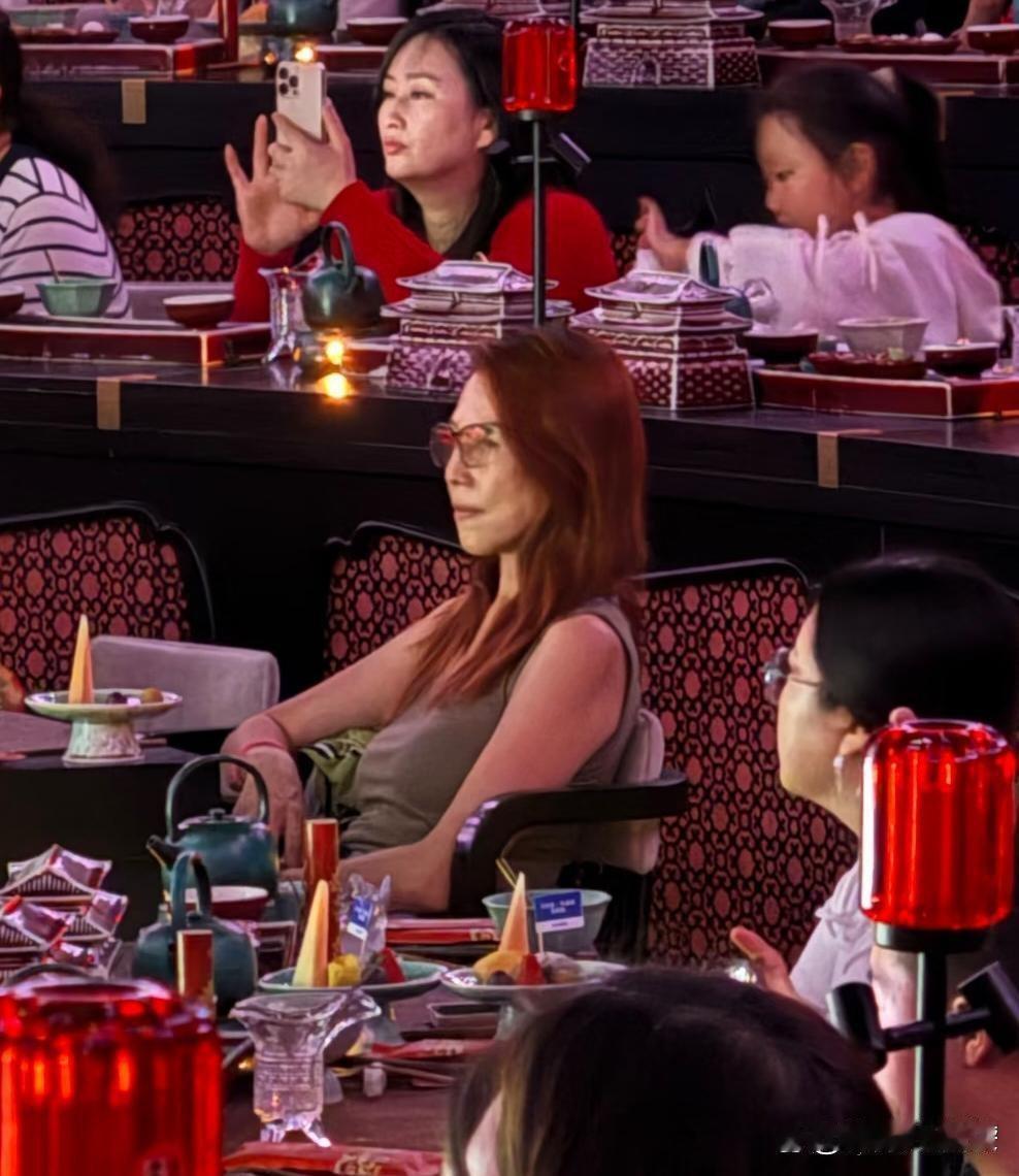 53岁蔡少芬在陕西一家剧场看表演，她的脸部素颜，看起来好苍老，皮肤状态不是很好。