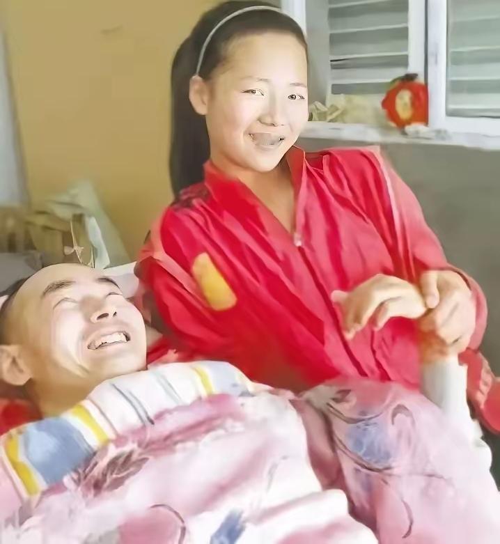 瘫痪父亲被妻子抛弃，6岁女儿跪在床边说了一句话，24年后奇迹发生了！

2003