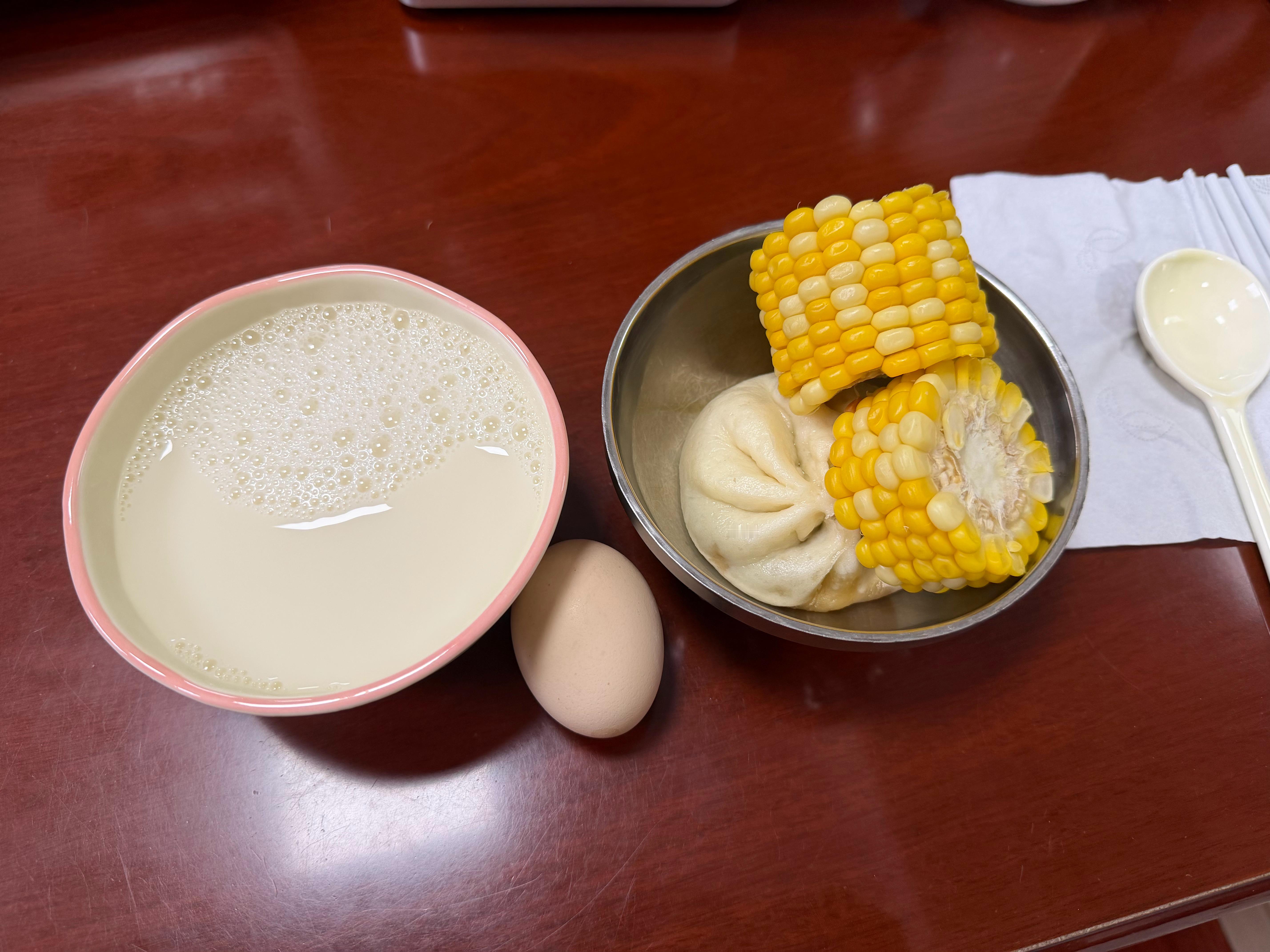 吃早餐了，一碗豆浆，一个包子，一个鸡蛋，两段玉米，营养均衡