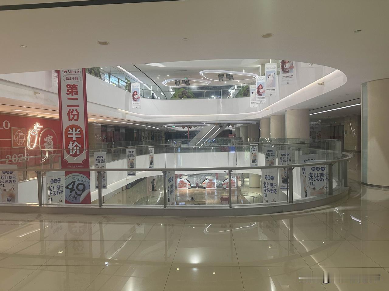 这可不是偏僻的商场，周边十几个大小区，住着40万人的沿海城市，一个商场三分之二的