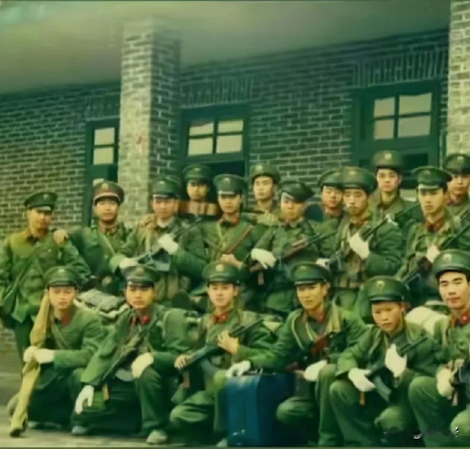 1988年1月，即将出征的13军37师111团特务连勇士。

是什么让这群汉子在