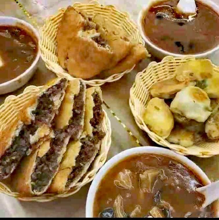 水煎包，牛肉包，北舞渡的胡辣汤，早餐绝配。
[呲牙]