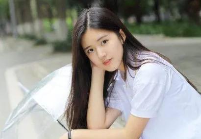 赵露思近期在一场直播中，围绕整容争议、个人风格、新剧动态等话题展开了一番真诚又详