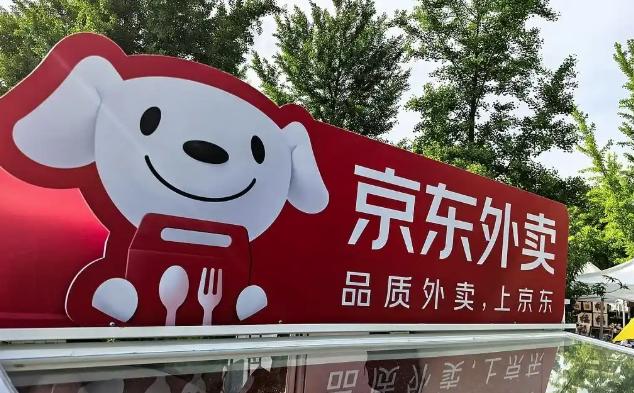 内置“单王路线”，京东外卖推出AI头盔
 
据媒体报道，近日京东外卖官宣推出了“