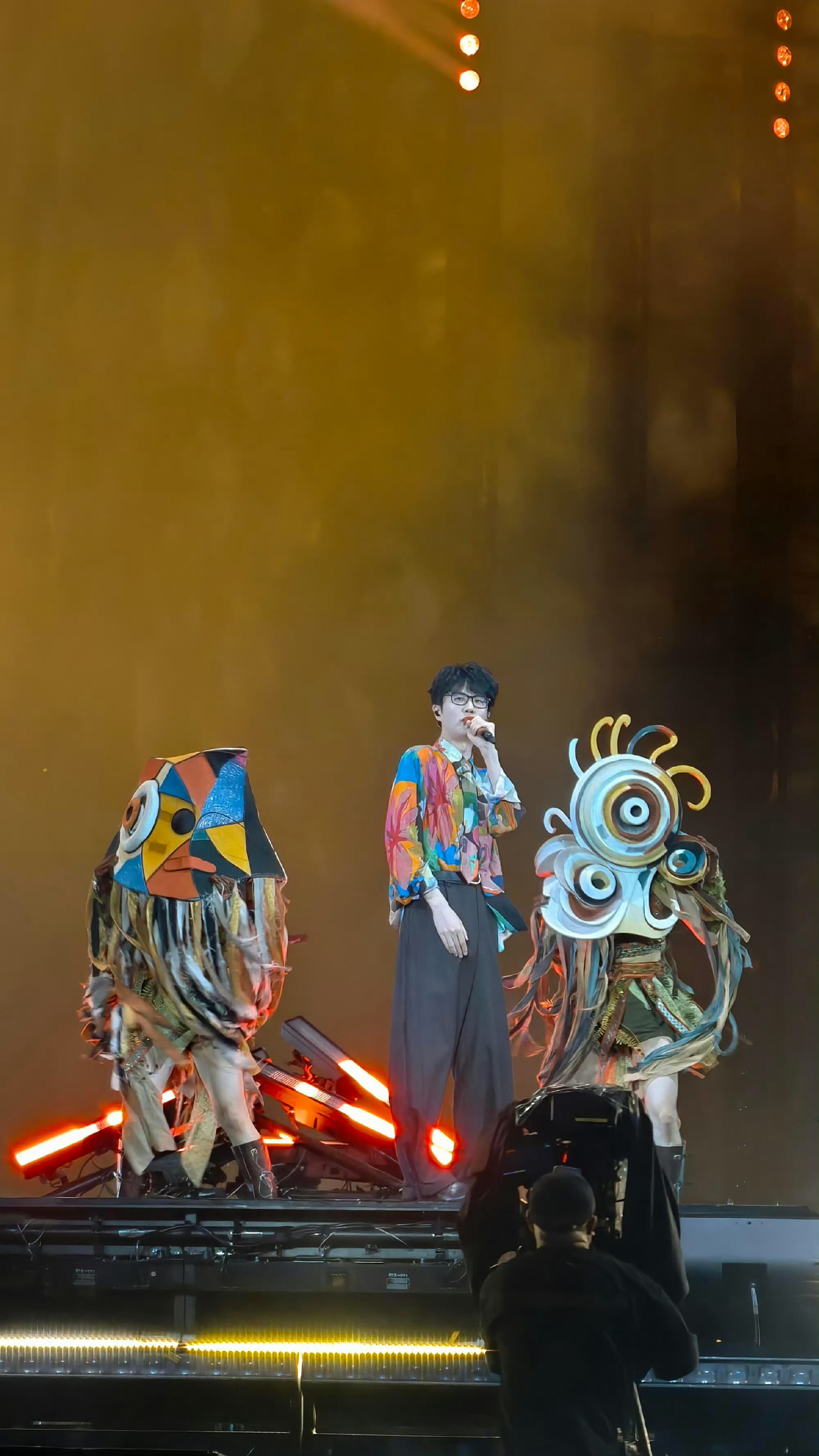 许嵩被喊脱掉的反应安泊猜想演唱会高能名场面，粉丝不停起哄让许嵩脱掉，他早已经备好