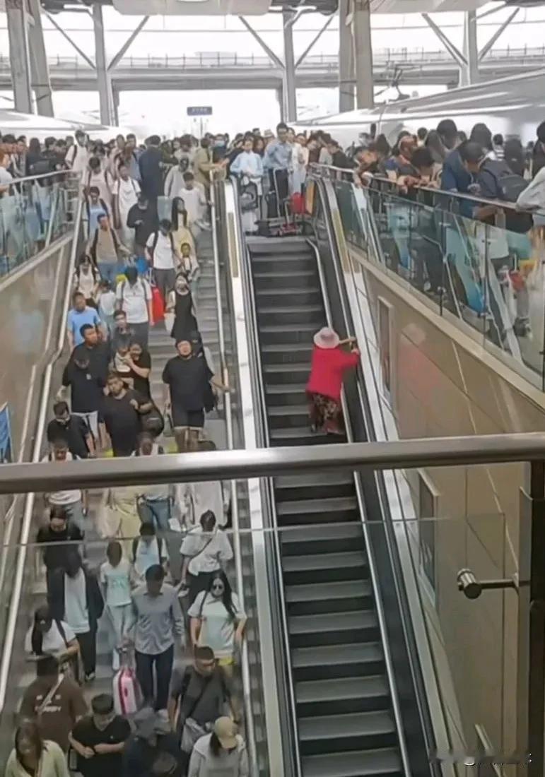 倔强大妈高铁站扶梯逆行，全程竟无一人按下急停按钮！
       据多家媒体援引