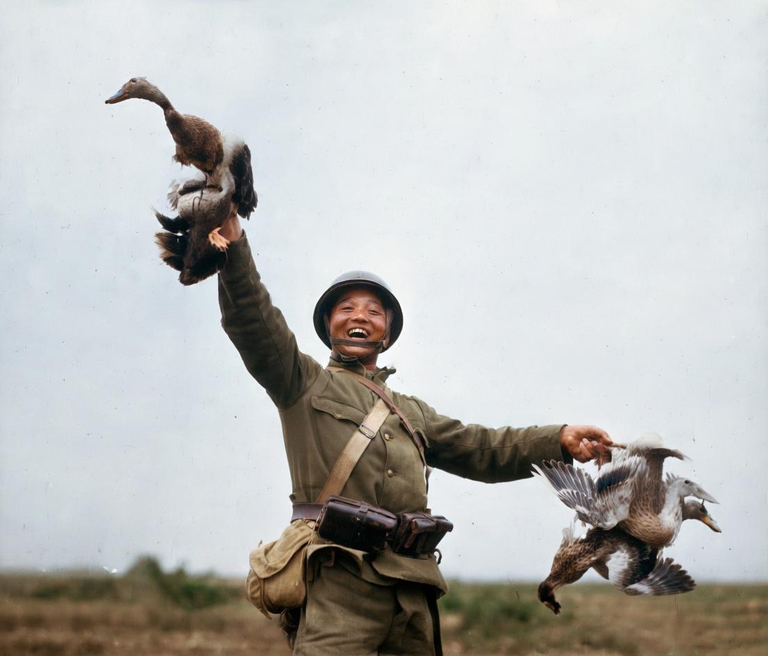 侵华日军在敌后抗日根据地实施 “扫荡” 作战期间，一名侵华鬼子，头戴钢盔，腰间配