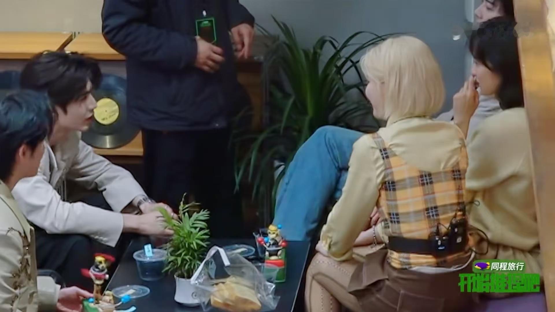 张凌赫说金靖没见过世面金靖让张凌赫在横店买点东西吃 张凌赫搜证摸鱼吃东西，金靖吐