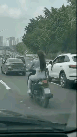 女子身材确实很不错👍