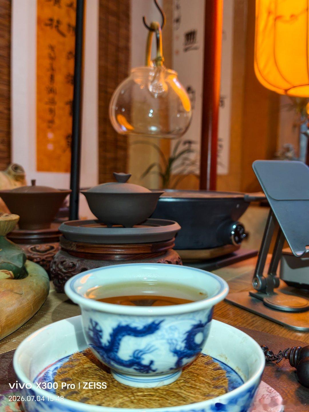 这杯茶的时间，足够忘记一件烦事，把自己还给自己。一盏茶改变不了生活，却能够改变面