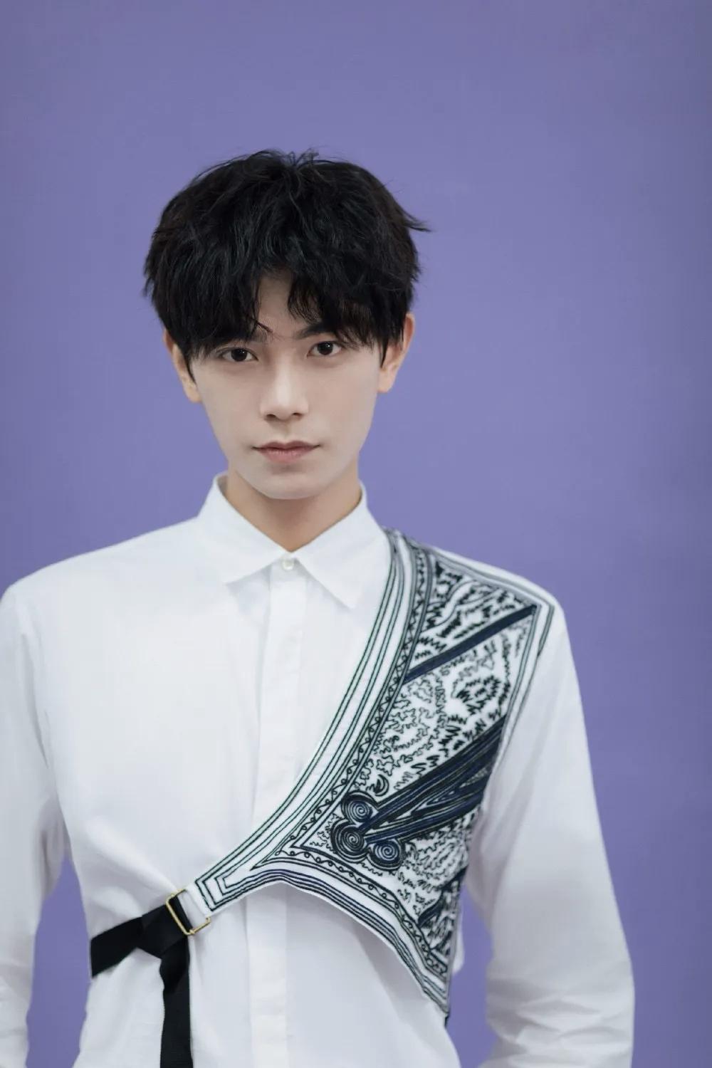 丁禹兮马上要开个人演唱会了。不过他没出圈原创单曲，所以整场歌单大多是翻唱老歌和影