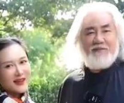 2026年5月10日母亲节，73岁的导演张纪中为妻子杜星霖下厨，烹制了一桌其家乡