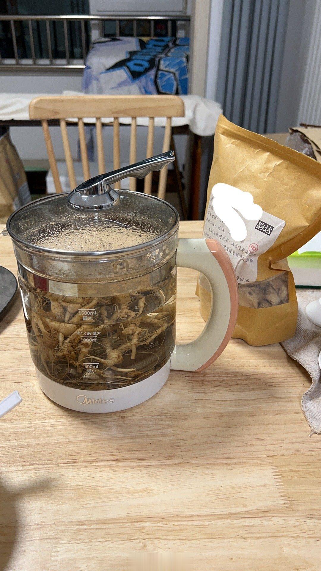 药渣缓弃药渣再煮煮总归比白水有药力，建议至少保留12小时，再丢。 这壶人参煮了三