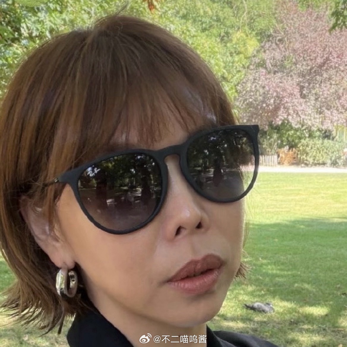 网友发现李荣浩蹲着给杨丞琳拍照墨镜反光拍到李荣浩杨丞琳 网友的观察力真的绝，墨镜