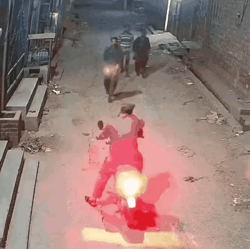 外国人打劫感觉很不讲究，收完身还把东西扔地上。