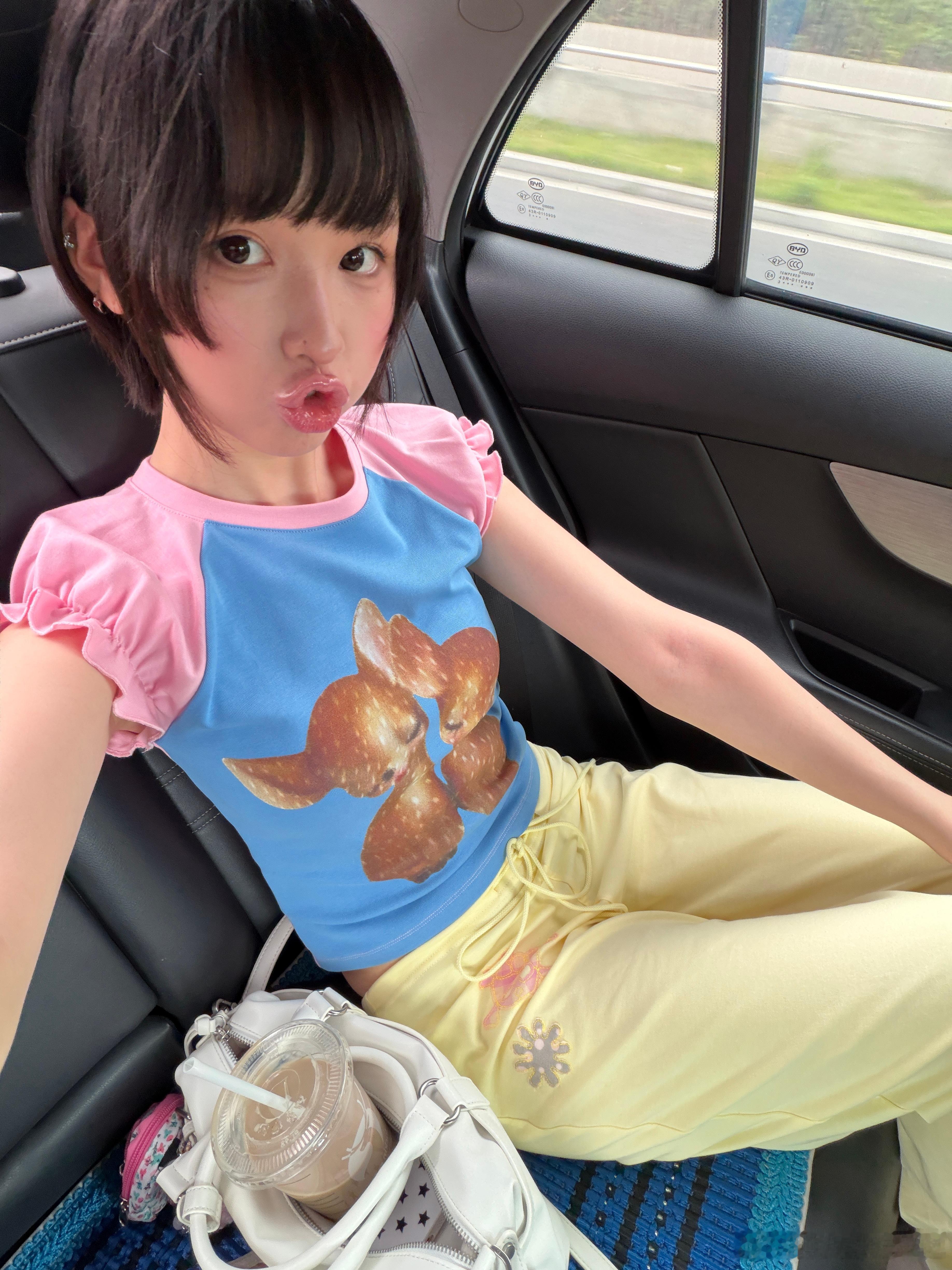 怎么只有人教拍照姿势没有人教拍照表情，害得我每次除了冷脸就是这两个弱智表情 