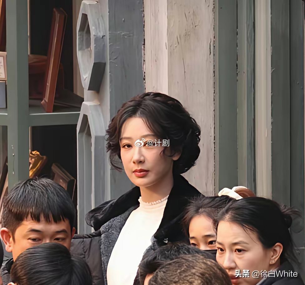 杨紫相比短卷发更适合长卷发通过杨紫最近《玉兰花开君再来》路透以及商务大片状态，发