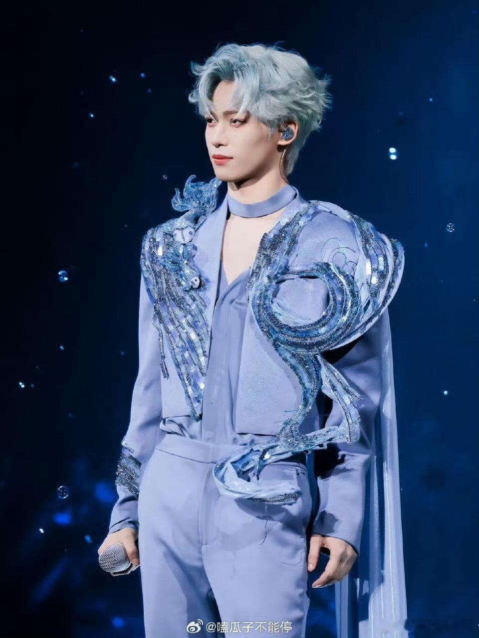 梓渝 红发  粉丝吃的也太好了，最近什么颜色的发型都看过了，红发也返场了