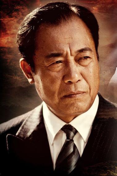 1948年冬，天津城风雨欲来。保密局天津站站长吴景中站在办公室窗前，手里捏着一份