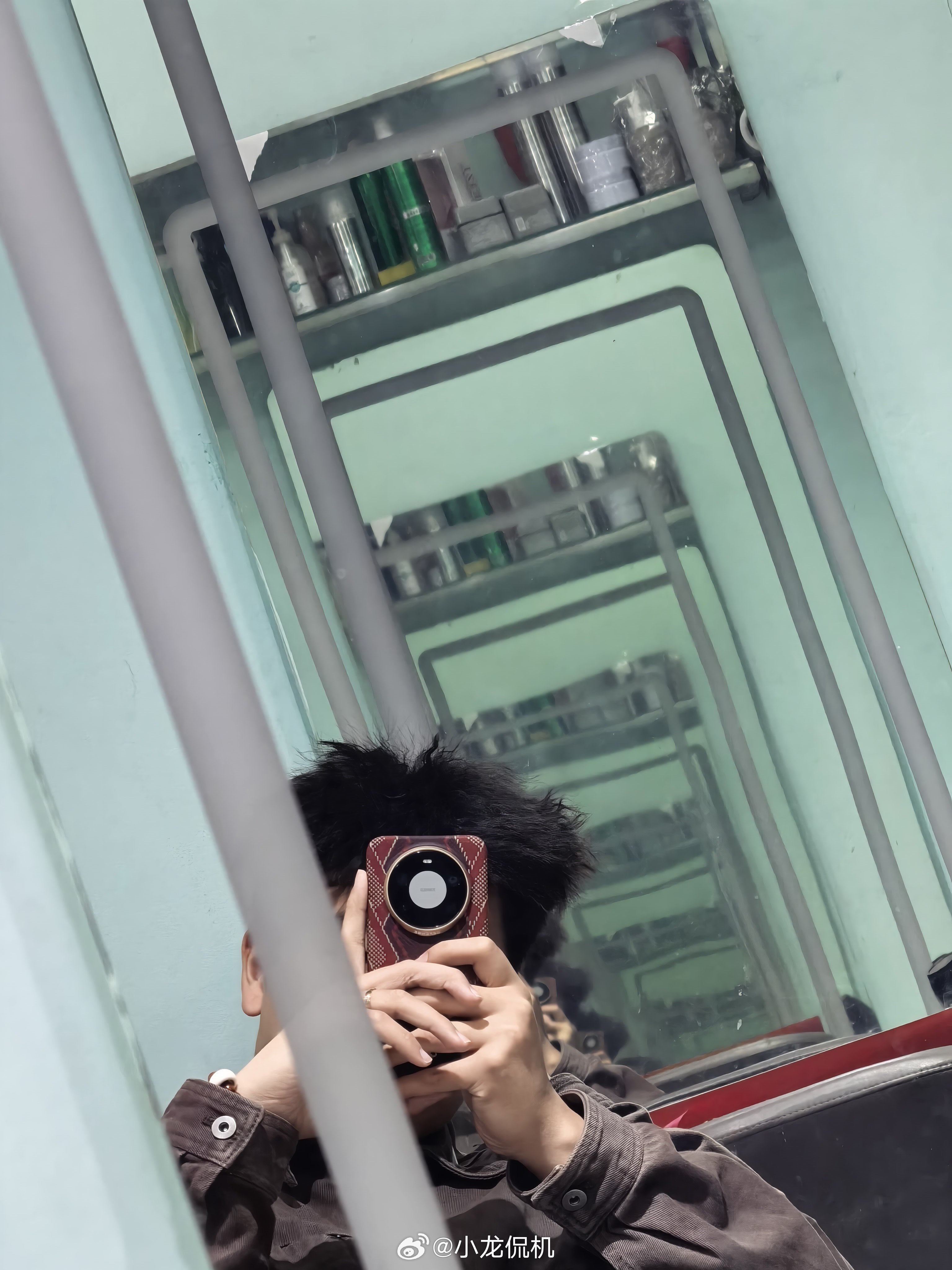 舅舅对不住了，头发太长挡着路了